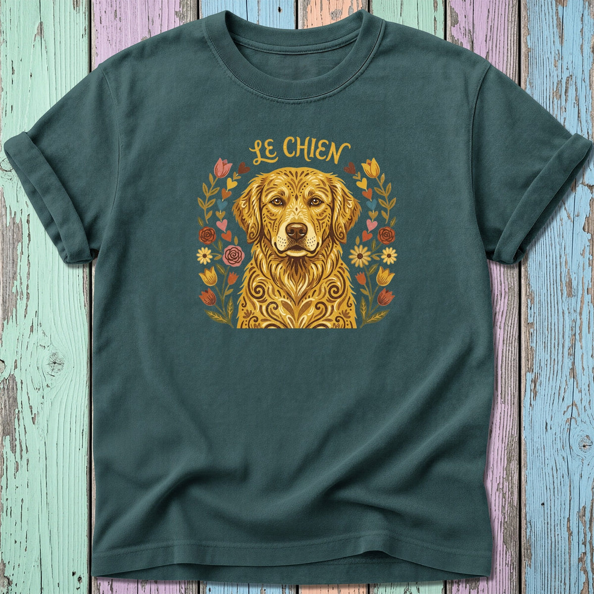 Golden retriever dog portrait with "Le Chien" text, surrounded by flowers and hearts.