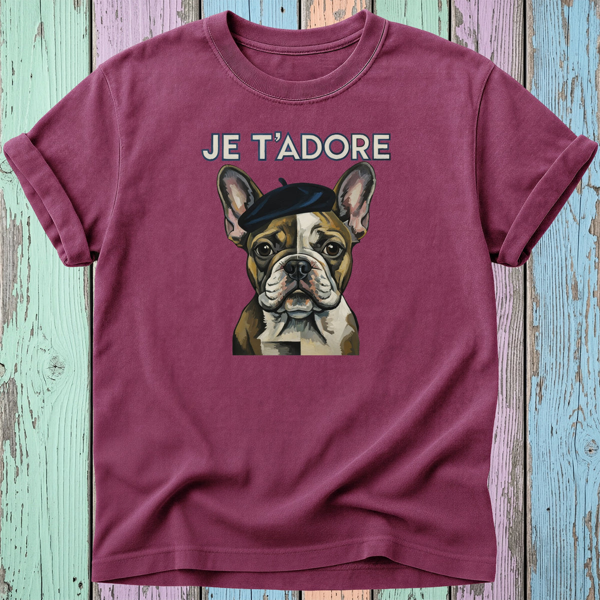 Burgundy t-shirt with a French bulldog wearing a beret and the text "JE T'ADORE".